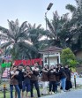 Mahasiswa KKN UIN Suska Pasang 10 Reflektor, Terangi Tikungan Gelap di Desa Meranti