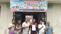 Meski Hujan Deras, Semangat Juhendri Tak Luntur Serahkan Dokumen Cakades