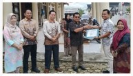 Apresiasi Pegawai Teladan, Kadis Dinkes Berikan Penghargaan