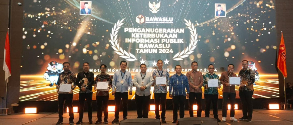 Bawaslu Pelalawan Terima Anugerah Satu Nasional Keterbukaan Informasi Publik Oleh Bawaslu RI