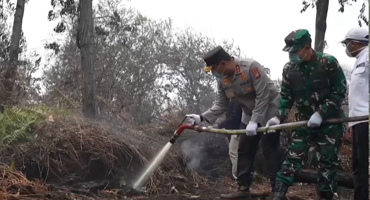 Marak Karhutla, Kapolda Riau dan Pangdam Ikut Padamkan Api