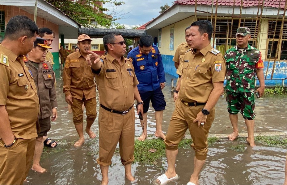 Masuk Kerja Perdana, Wabup Husni Tamrin Langsung Cek Lokasi Banjir