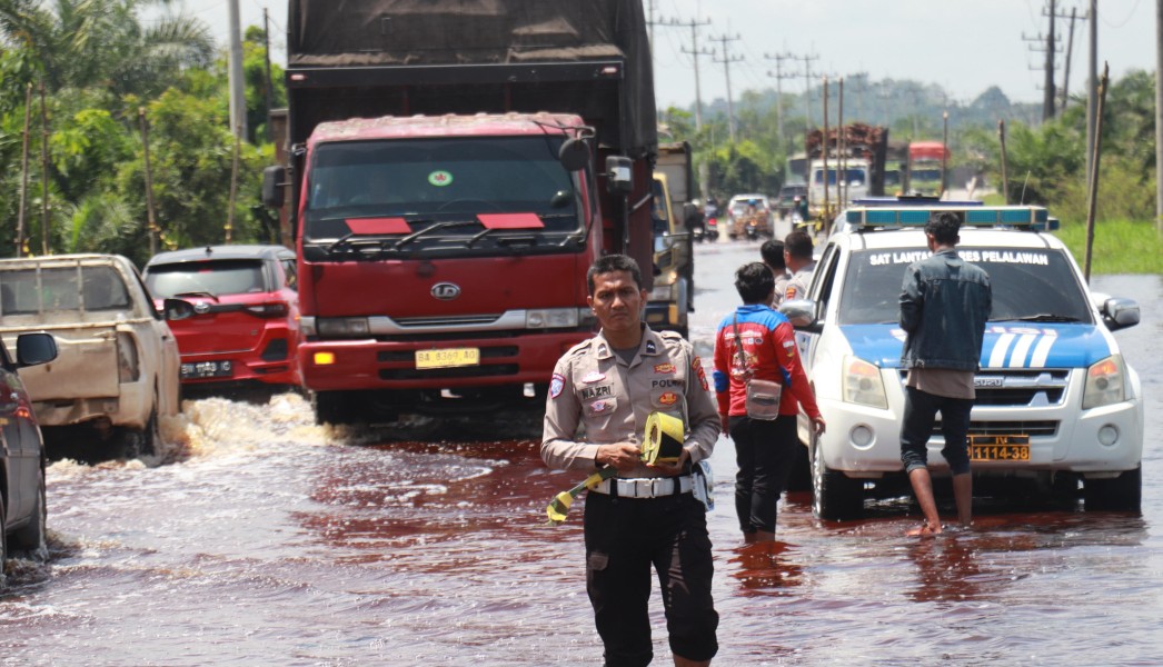 Banjir Mulai Genangi Km 83, Polres Pelalawan Siagakan Personil Layani Masyarakat