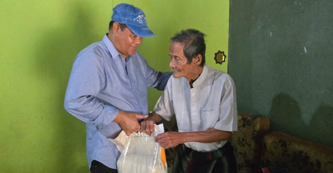 Lansia 87 Tahun Tak Pernah Terima Bantuan Pemerintah, Senator Ini Beri Modal Usaha