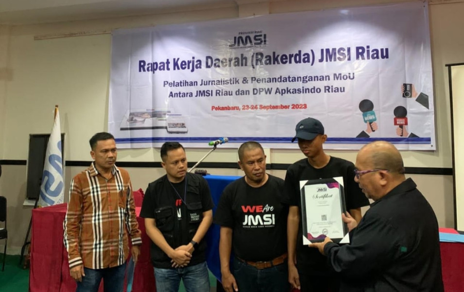 Dari 180 Perusahaan Pers, 3 Simbolis Terima QR Barcode Keanggotaan JMSI