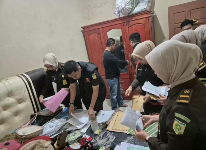 Rumah dan Kantor Kades Muara Hemat Digeledah