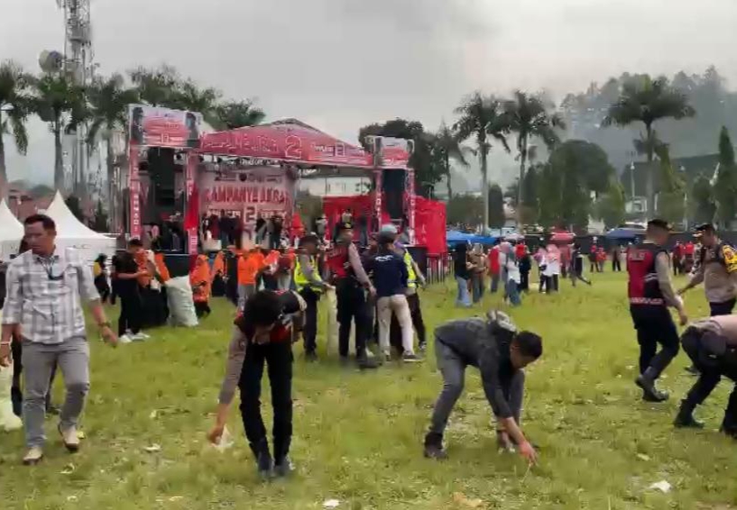Polisi Punguti Sampah Usai Kampanye Akbar AZFER di Lapangan Merdeka