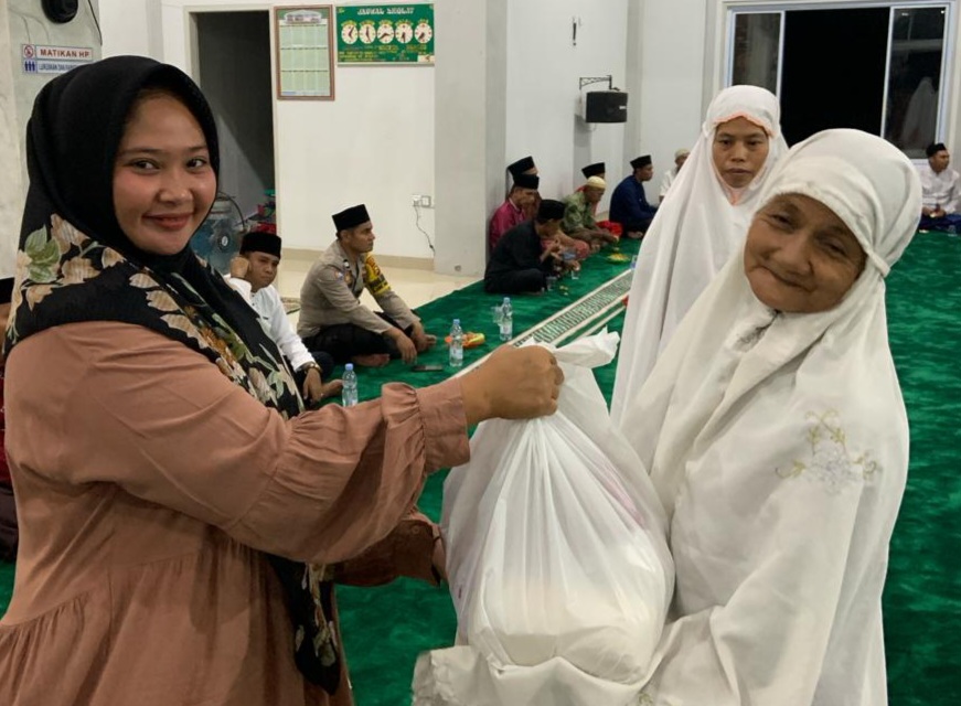 Yatim dan Kaum Dhuafa Sumringah Saat Nuzul Qur'an di Masjid Baitul Makmur