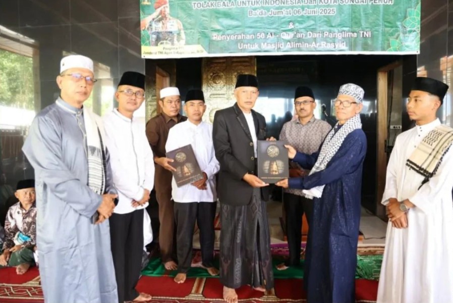 Wawako Kenek Serahkan Bantuan Alquran dari Panglima TNI di Masjid Alimin Ar-Rasyid