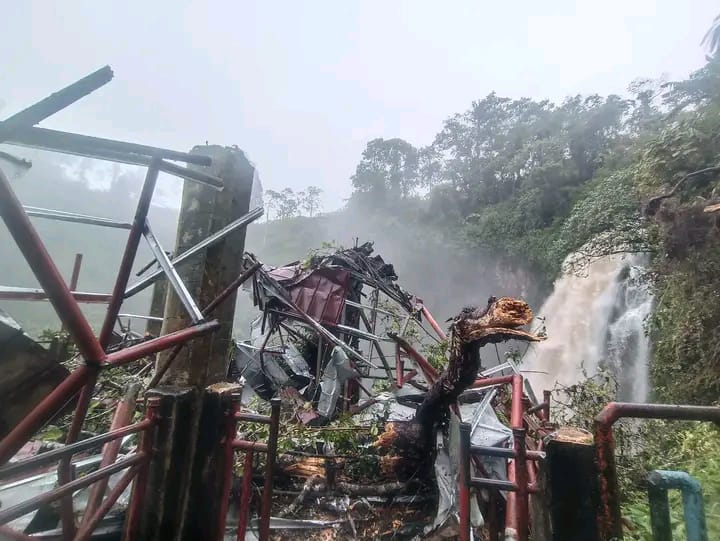 Longsor dan Pohon Tumbang di Objek wisata Air Terjun Telun Berasap