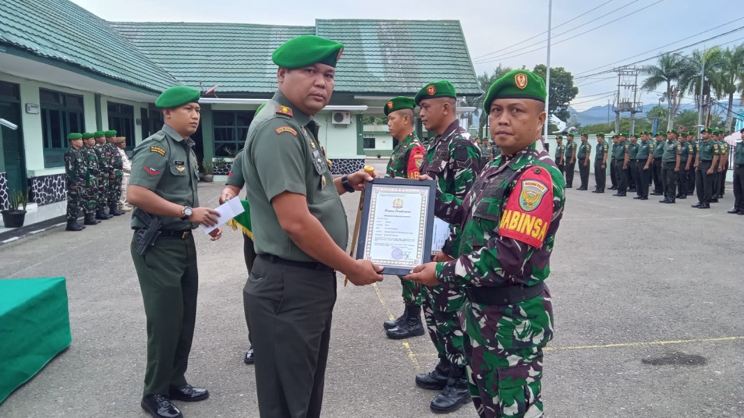 Pimpin Upacara Bendera 17 an, Dandim 0417 Kerinci Serahkan Penghargaan Babinsa Teladan