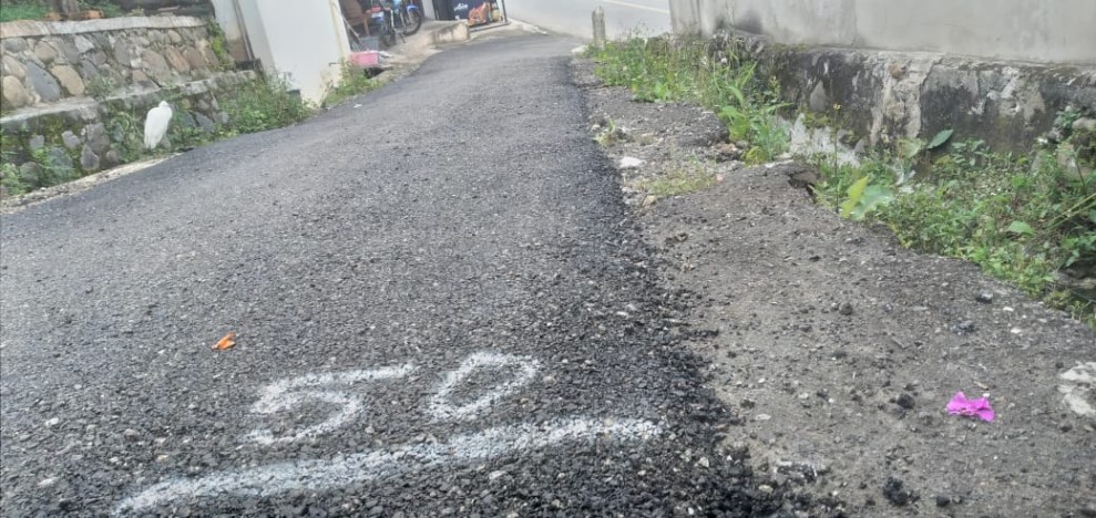 Parah...! Sepuluh Tahun Menunggu, Hasil Aspal Sanggaran Agung Bisa Di Congkel