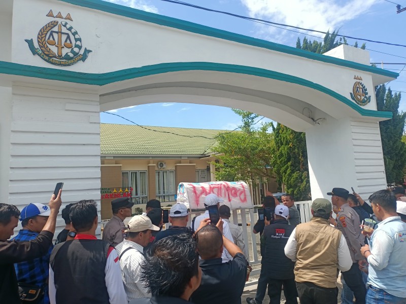 Kembali Gelar Aksi Unjuk Rasa, Gabungan LSM dan Aktivis Desak Kejari Periksa Kades Pelayang Raya
