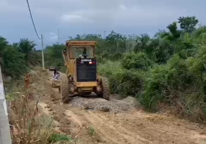 Jalan Dusun Perumahan Sungai Medang Diperbaiki, Warga : Terima Kasih Bupati Zukri