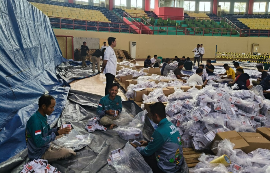 Libatkan PPK, KPU Pelalawan Hitung Ulang Surat Suara di Gudang Logistik