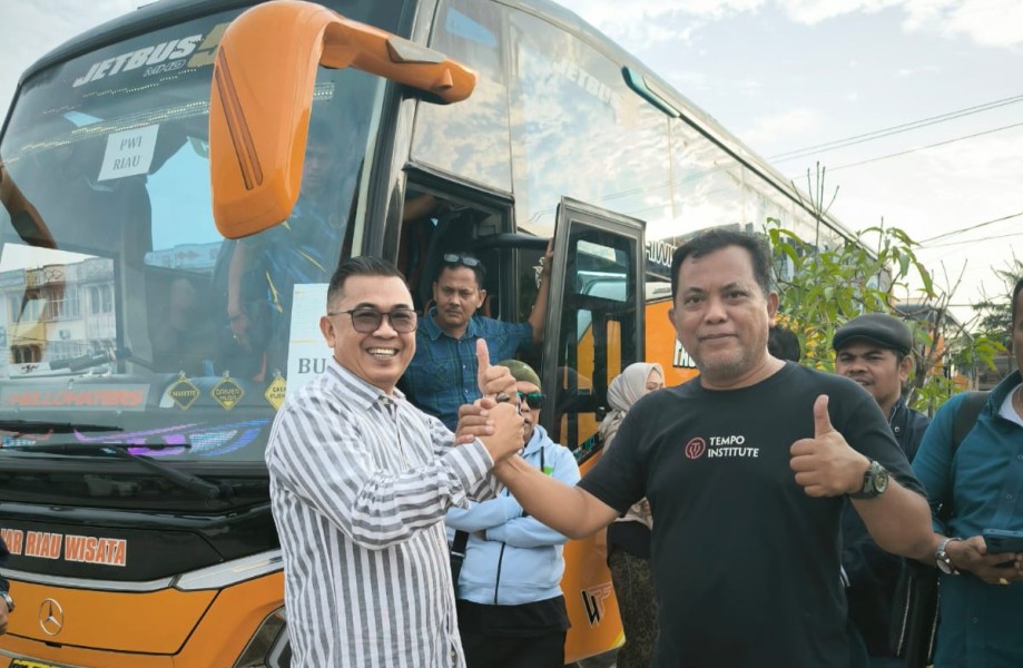 Raja Isyam Azwar Resmi Lepas Rombongan PWI Riau Menuju HPN Banten