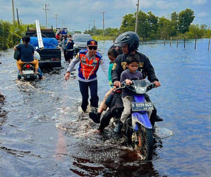 Banjir Saat Liburan, Tak Menyurutkan Petugas Amankan Arus Lalin di Jalintim