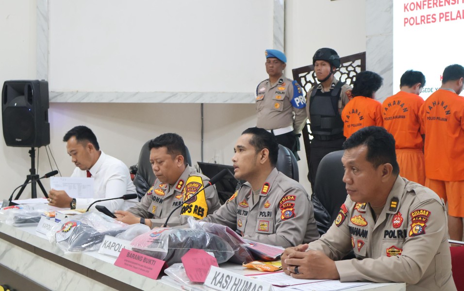 Polres Pelalawan Konferensi Pers Panangkapan 3 Pelaku BNN Gadungan