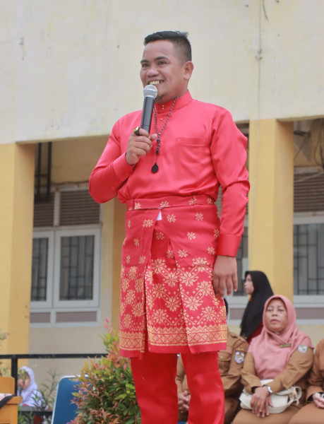 Bupati Zukri Serahkan Bantuan Seragam Sekolah Untuk Anak Yatim Dan Fakir Miskin Di SMPN 1 Pangkalan Kerinci