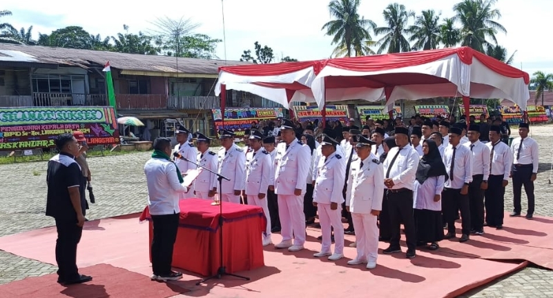 Bupati Zukri Lantik dan Perpanjang Jabatan Kades Serta BPD se-Kecamatan Langgam