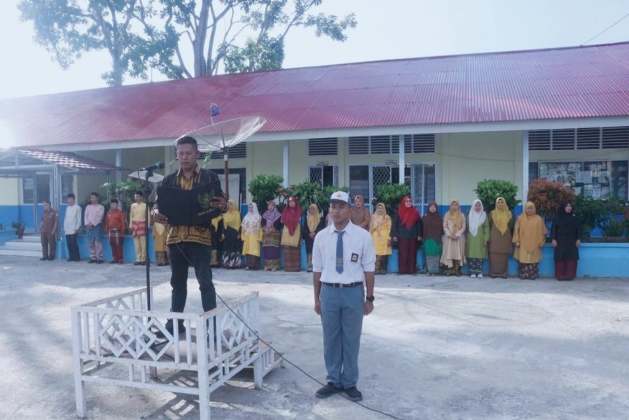 Rama Irawan Jadi Inspektur Upacara di SMKN 1 Sungaipenuh
