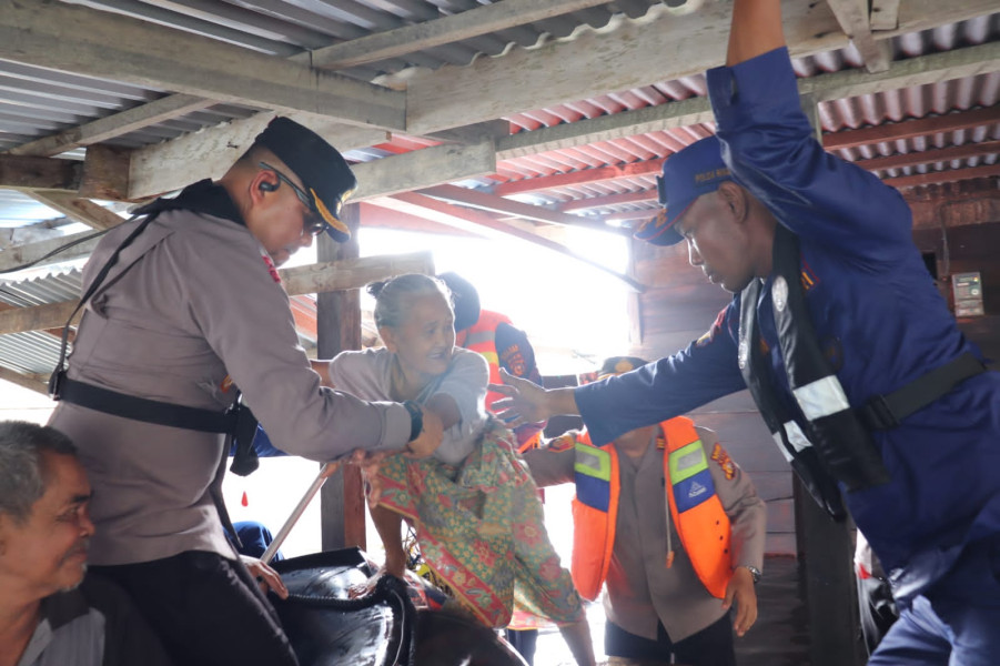 Trobos Hujan, Kapolres Ini Evakuasi Pasutri Lansia Sedang Sakit Terjebak Banjir