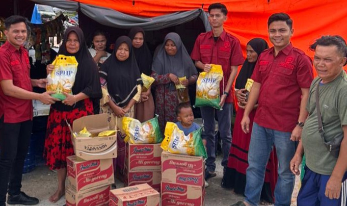 Peduli Korban Banjir, IPMKK Serahkan Bantuan