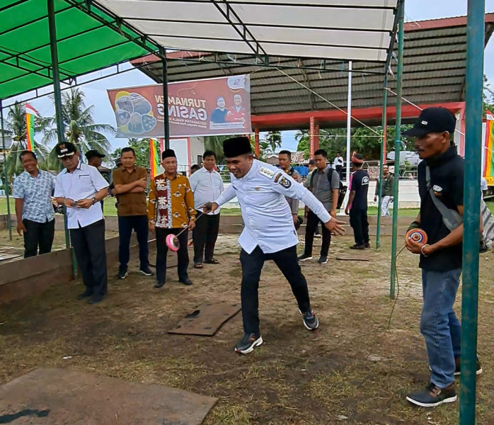 Bupati Zukri Sebut Gasing  Permainan Rakyat yang Harus Dilestarikan