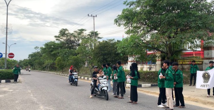 Momen Ramadhan HMTP ITP2I Bagikan Takjil ke Warga Seputaran Kampus