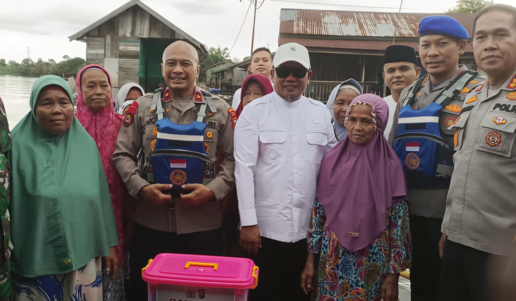 Dampingi Wakapolda Riau, Bupati Zukri Beri Bantuan Warga Terdampak Banjir