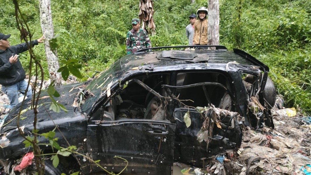 Mobil  Masuk Jurang Terbawa Longsoran Sampah di Sungaipenuh