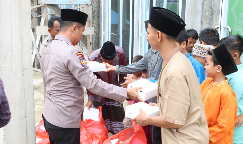 Sampaikan Pesan Pilkada Damai, Polres Pelalawan Salurkan Program Jumat Berkah