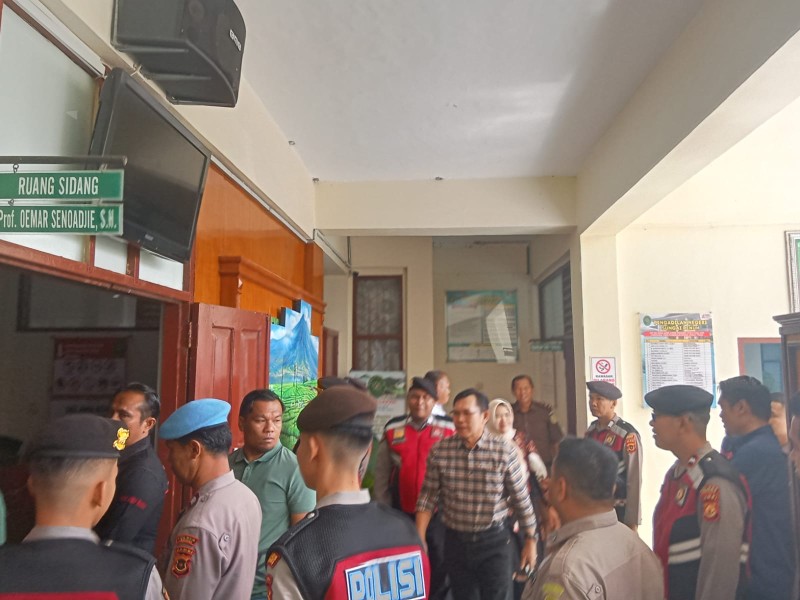 Setelah Tiga Kali Mangkir, Akhirnya Ahmadi dan Istri Penuhi Panggilan Pengadilan