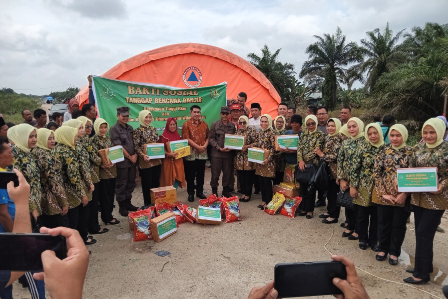 Tinjau Banjir Pelalawan, Rombongan Kejati Riau Bantu 250 Paket Lengkap