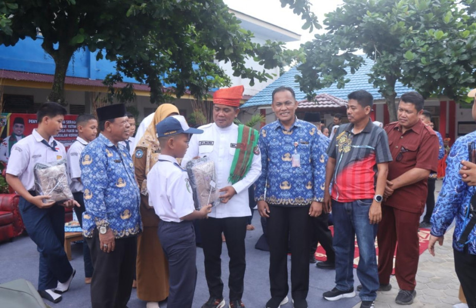 Bupati Pelalawan Serahkan Secara Simbolis Bantuan Perlengkapan Sekolah Bagi Anak Yatim