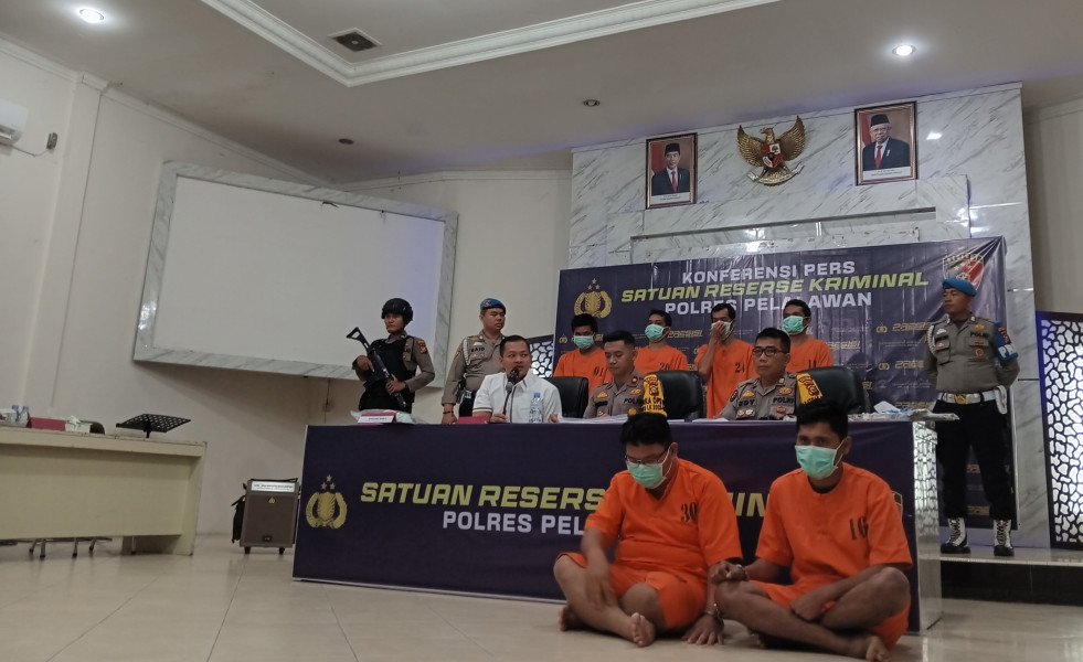 Pakai Baju Orange, 2 Pelaku Pencuri Alkes Senilai Miliaran Tertegun Diciduk Polisi