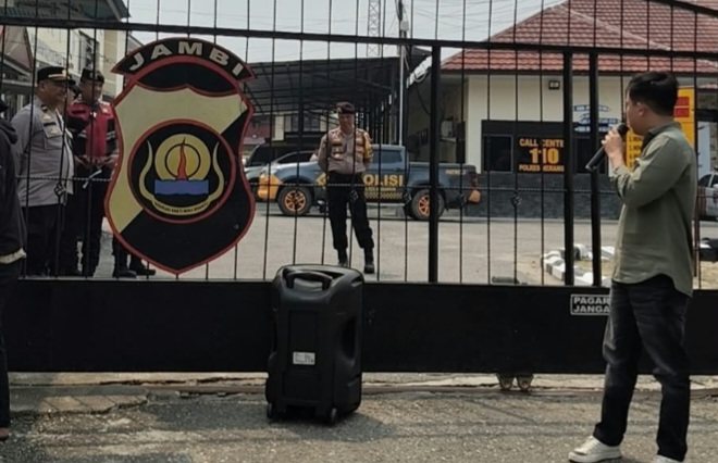 Massa Demo Soroti Perbedaan Keterangan Polisi Terkait Dua Alat Berat di Merangin