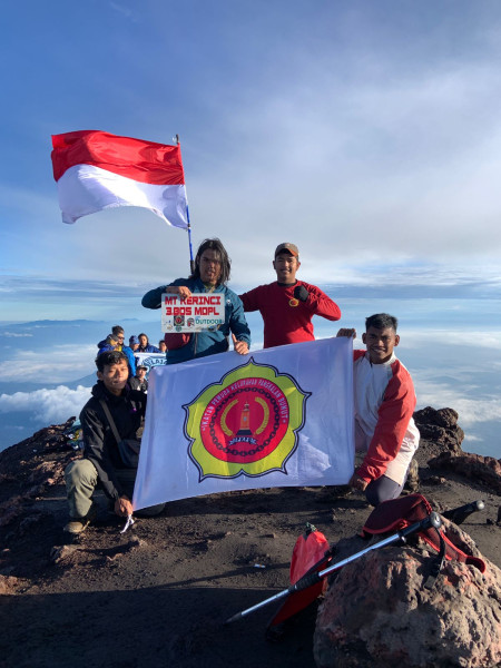 IPKPB Tancapkan Bendera Merah Putih di Gunung Tertinggi Kedua Indonesia