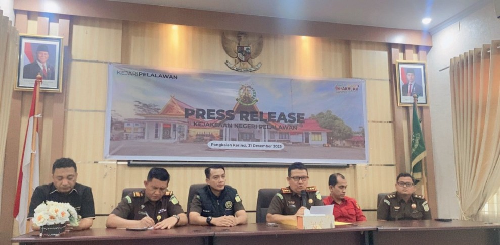 Capai Target 2025, Kajari Pelalawan Terima Promosi