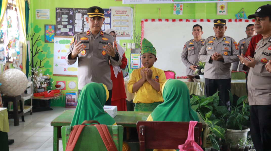 Polres Pelalawan Kawal Pembagian Program Makan Siang Gratis ke Pelajar