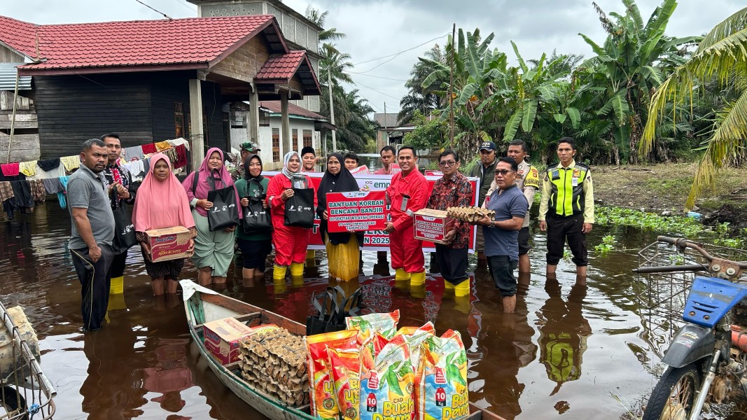 Warga Kerumutan Antusias Terima Bantuan Banjir PT. EMP Energi