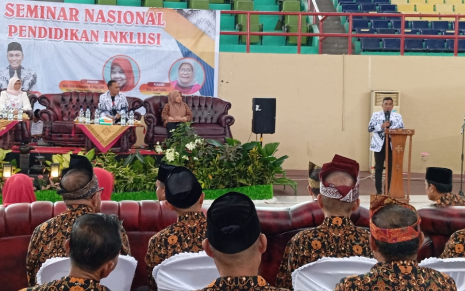 Hadiri Seminar Nasional Pendidikan Inklusi, Bupati Zukri : Guru adalah Orang Mulia