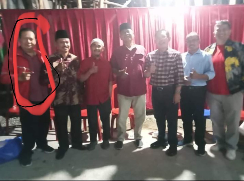 Viral Foto Kadis Perindag Acungkan Dua Jari Bareng Cawako Ahmadi