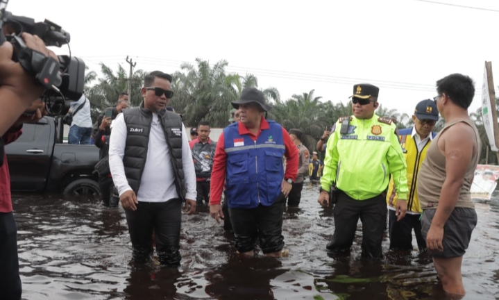 Basah-basahan, Kapolres Pelalawan Dampingi Rombongan Gubri Keliling Banjir