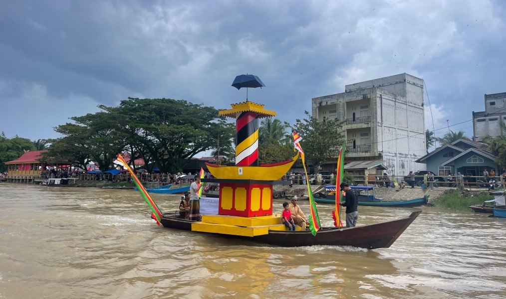 Raih Juara, Perahu Bapilin Tigo Memukau di Balimau Kasai Langgam