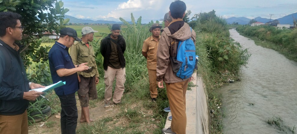 Anggota DPRD Feri Hardito Bersama Dinas PUPR Tinjau Lokasi Rencana Pembangunan Tembok Penahan Sungai Bungkal