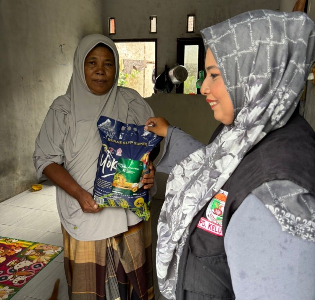 Meski Diguyur Hujan, Pendamping Siaga Salurkan Zakat Fitrah Baznas Pelalawan ke Mustahik di Pangkalan Kerinci