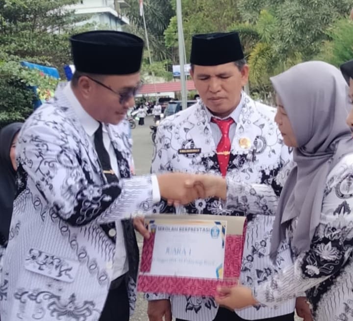 Luar Biasa SD 004/XI Pelayang Raya Raih Predikat Sekolah Berprestasi